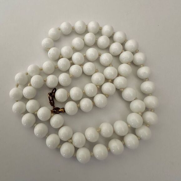 Monet vintage white long beaded necklace - Picture 6 of 7